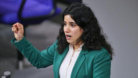 Die Grünen-Politikerin Misbah Khan spricht und gestikuliert im Bundestag. 