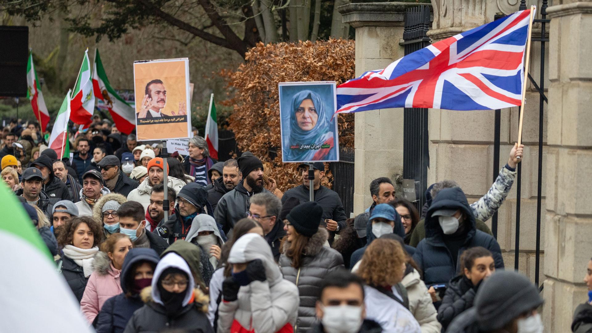Regimekritische Demonstranten protestieren vor der iranischen Botschaft in London.