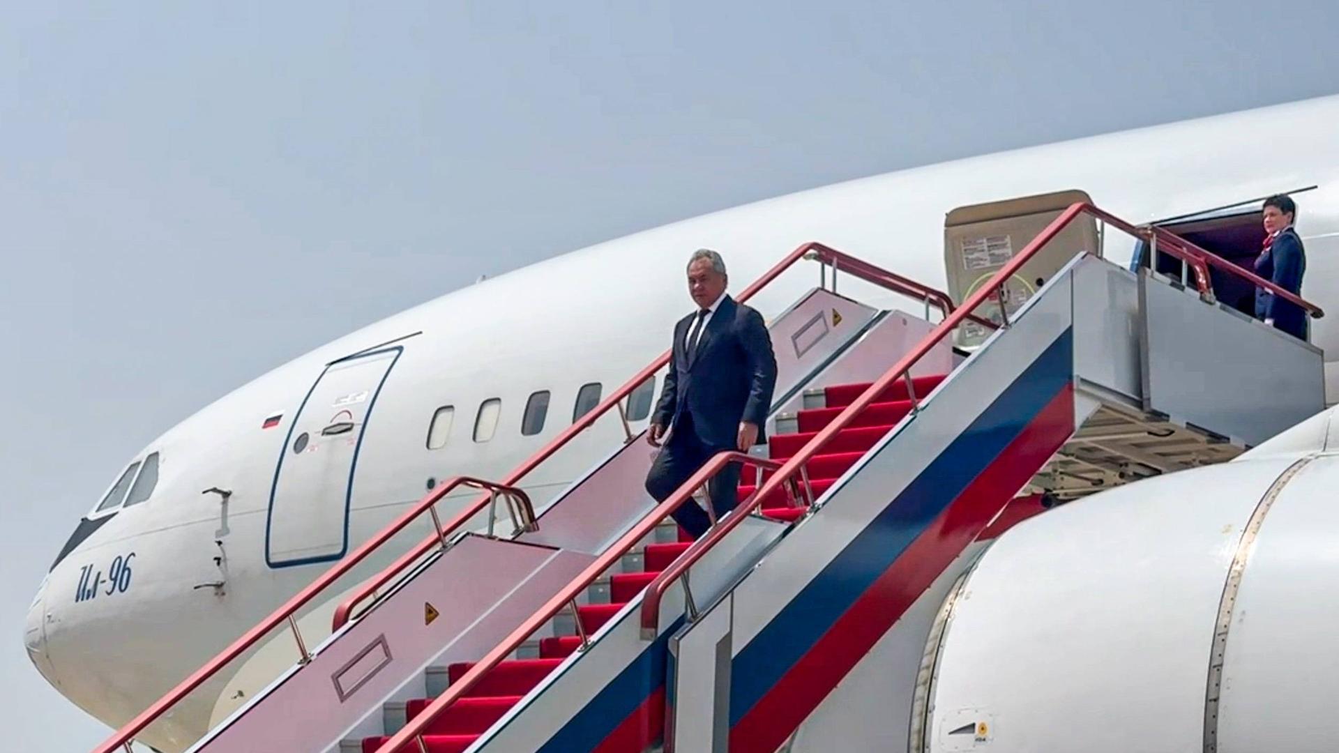 Der Sekretär des russischen nationalen Sicherheitsrats, Schoigu, steigt in Pjöngjang aus einem Flugzeug. Der Sekretär des russischen nationalen Sicherheitsrats, Schoigu, steigt in Pjöngjang aus einem Flugzeug.