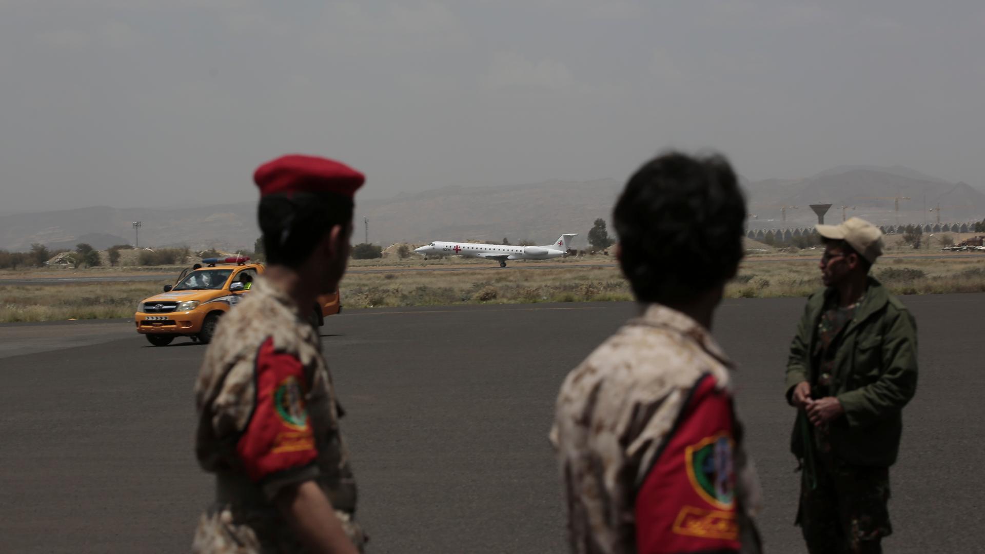 Ein Flugzeug des Internationalen Roten Kreuzes mit Gefangenen hebt in Sanaa ab.