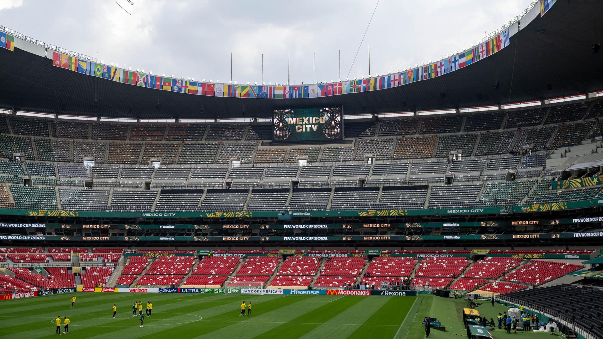 Spieler trainieren auf dem Rasen im noch leeren Stadion von Mexiko-Stadt Spieler trainieren auf dem Rasen im noch leeren Stadion von Mexiko-Stadt