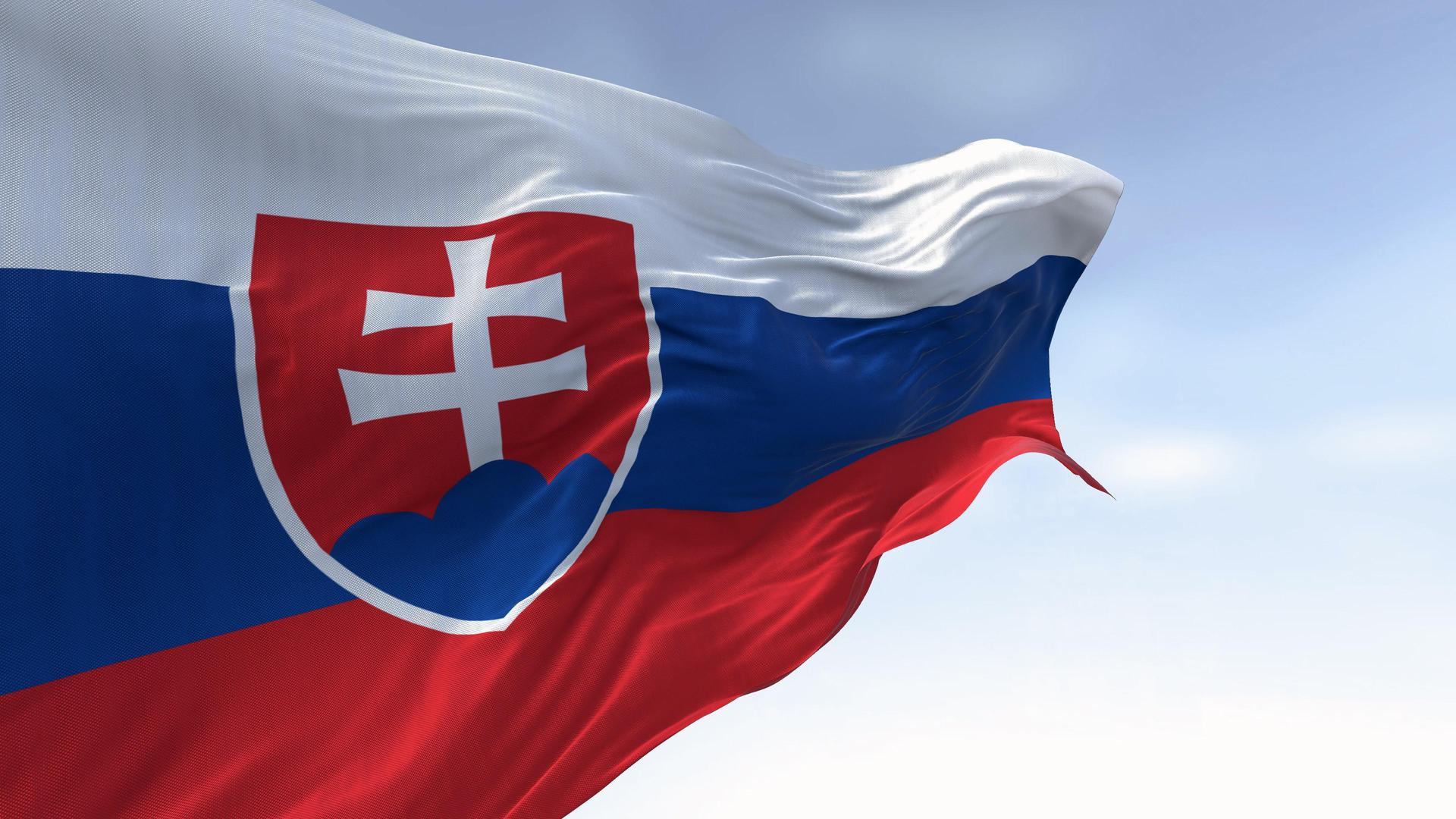 Die Flagge der Slowakei weht vor einem blauen Himmel.