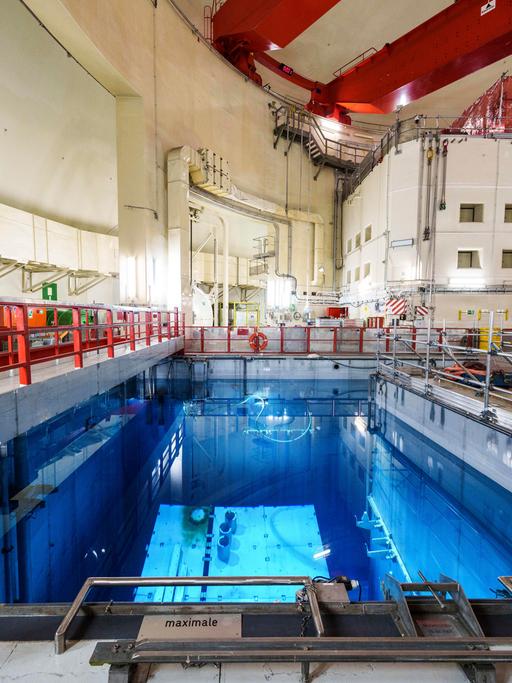Das Abklingbecken in dem Reaktorblock ist blau beleuchtet.