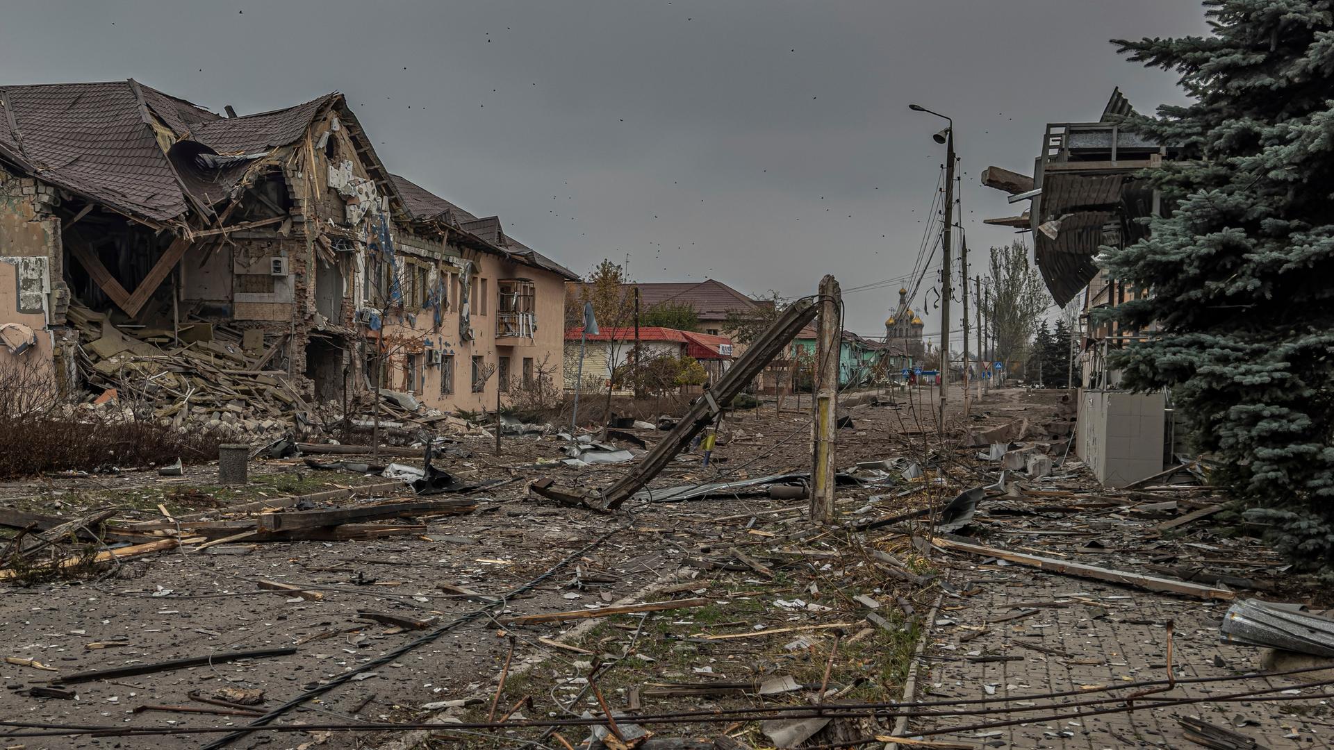 Kurachowe: Eine zentrale Straße ist nach einem russischen Bombardement bedeckt mit Trümmern von zerstörten Wohngebäuden. 