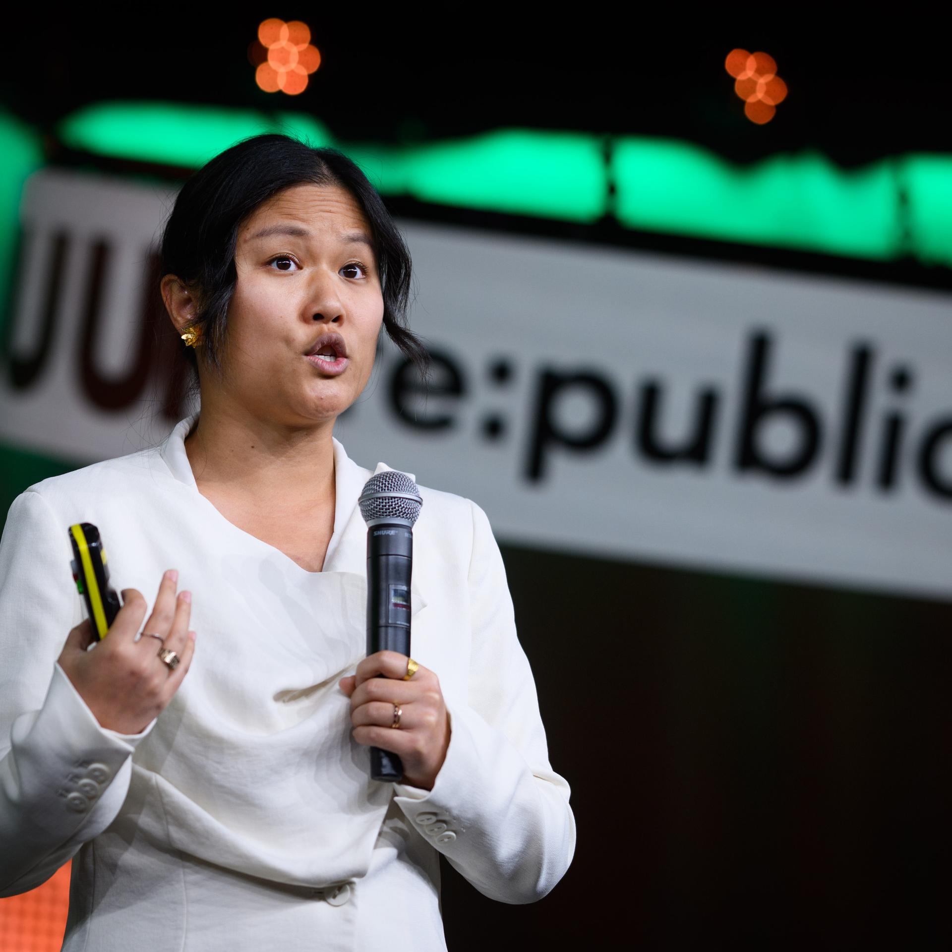 US-Autorin Karen Hao spricht bei der Medienkonferenz re:publica 26 in ein Mikrofon. 