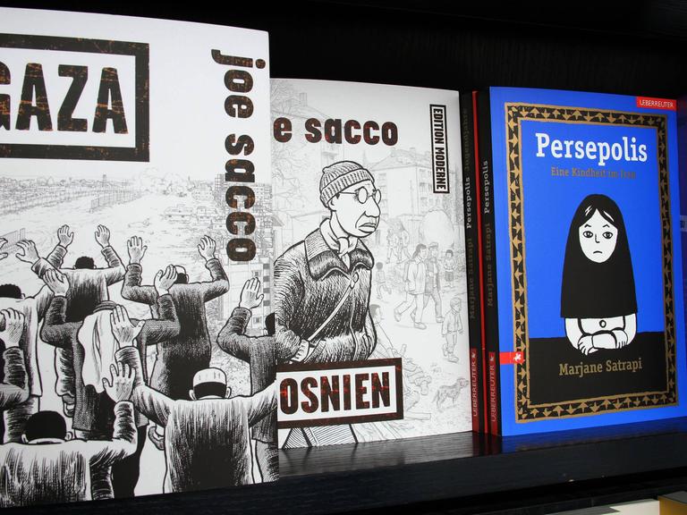 Auf einem Regal stehen zwei Bände von Joe Sacco und der Comic "Persepolis" von Marjane Satrapi aus dem Verlag Edition Moderne. 