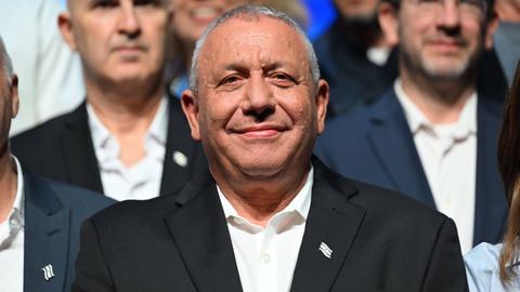 Gadi Eisenkot steht neben Mitgliedern seiner Jaschar-Partei und blickt frontal in die Kamera.