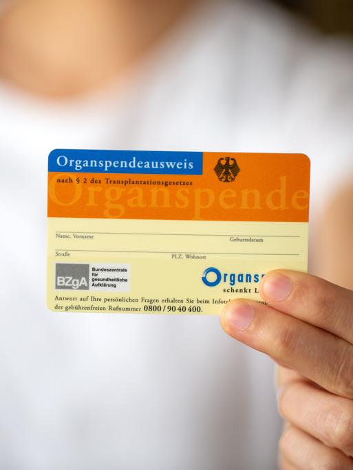 Ein Organspendeausweis wird in die Kamera gehalten. Ein Organspendeausweis wird in die Kamera gehalten.