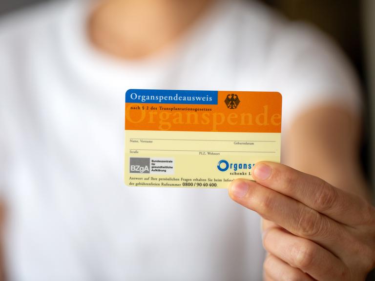 Ein Organspendeausweis wird in die Kamera gehalten. Ein Organspendeausweis wird in die Kamera gehalten.