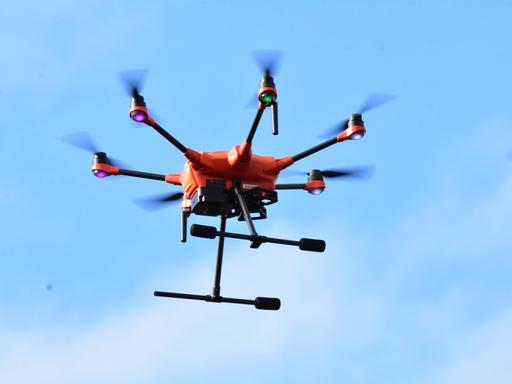 Drohnenvorführung während der Bundeswehr-Übung Red Strom Bravo in Hamburg 