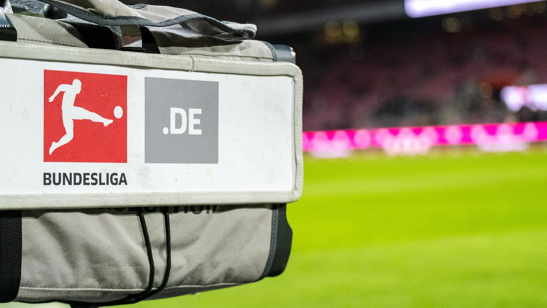 TV-Kamera mit Bundesliga Logo im Stadion