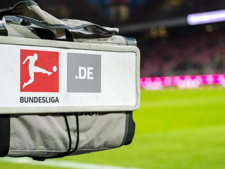 TV-Kamera mit Bundesliga Logo im Stadion