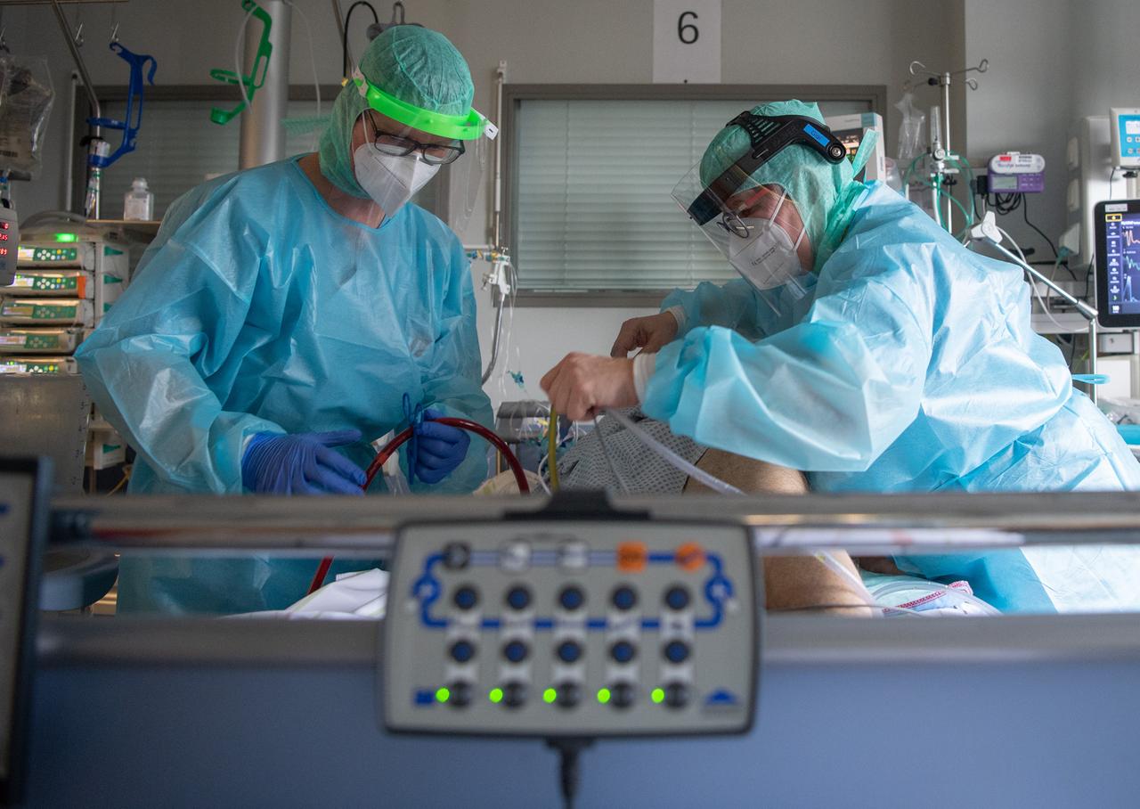 Intensiv-Pflegekräfte versorgt einen schwer an Corona erkrankten Patienten auf der Intensivstation des Klinikums in Fulda. 