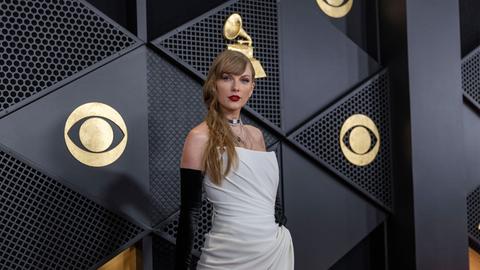 Taylor Swift auf dem roten Teppich vor den Grammy Awards 2024.