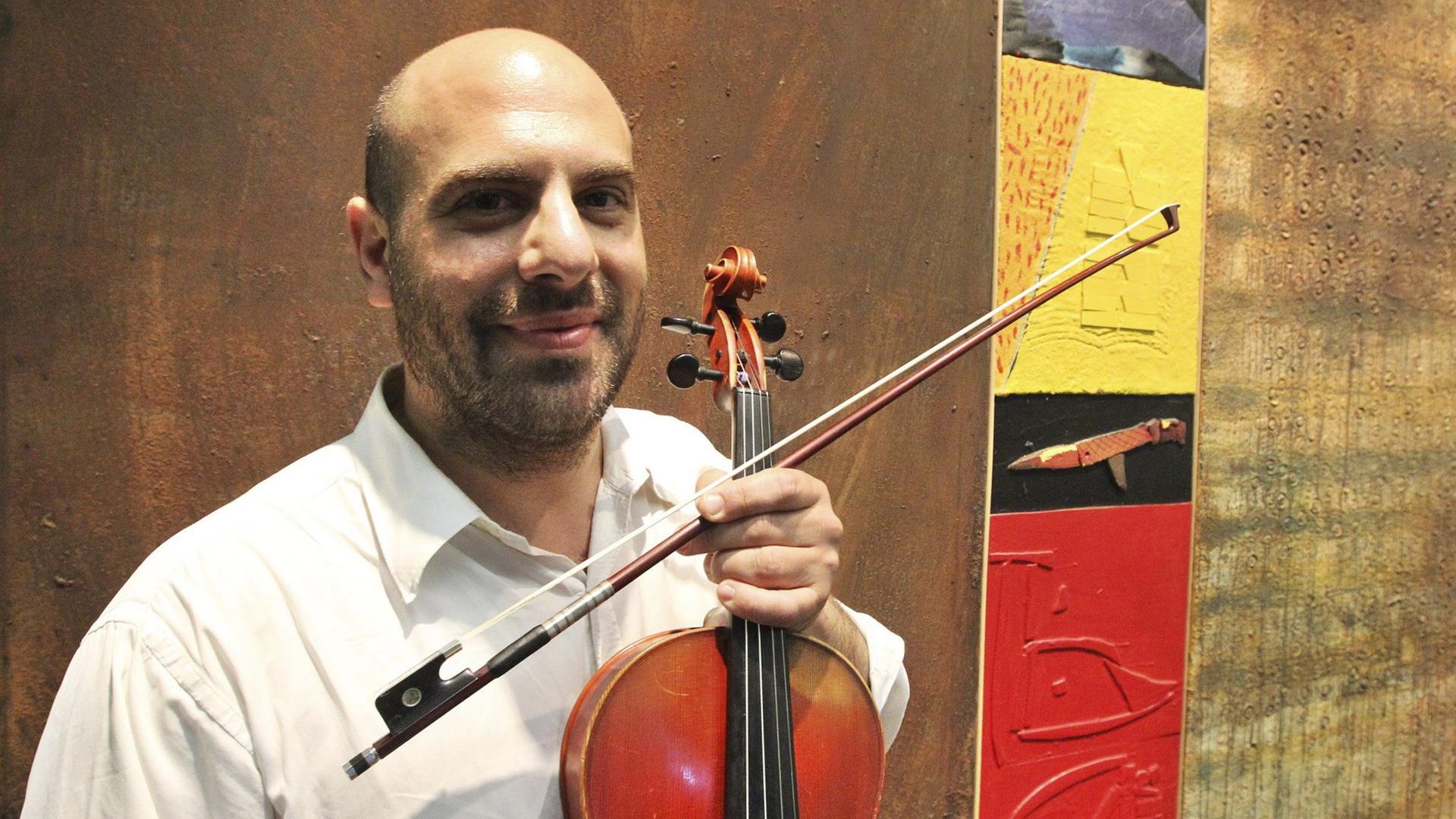 Avri Levitan mit einer Violine in der Hand