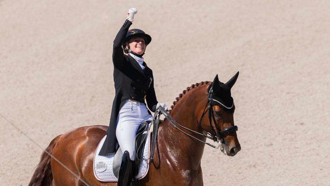 Die deutsche Reiterin Katharina Hemmer auf ihrem Pferd Denoix PCH freut sich nach ihrem Ritt.