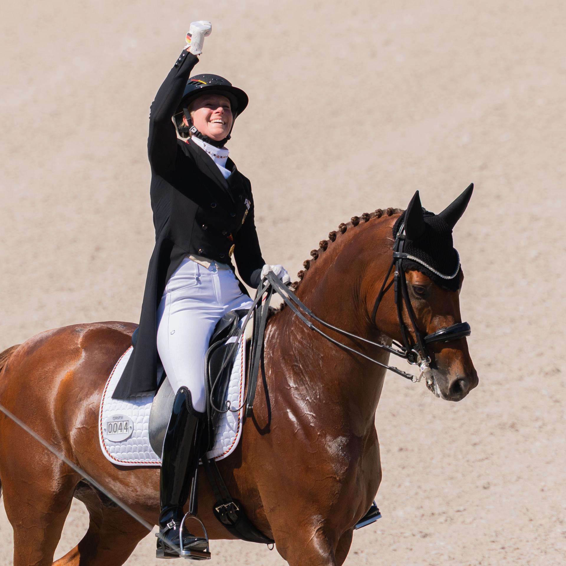 Die deutsche Reiterin Katharina Hemmer auf ihrem Pferd Denoix PCH freut sich nach ihrem Ritt.