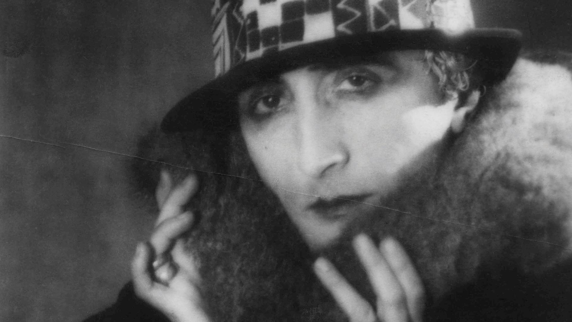 Marcel Duchamp als "Rrose Sélavy", aufgenommen von Man Ray, 1920/21.