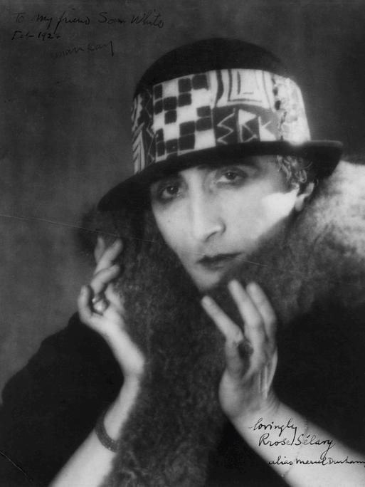 Marcel Duchamp als "Rrose Sélavy", aufgenommen von Man Ray, 1920/21.