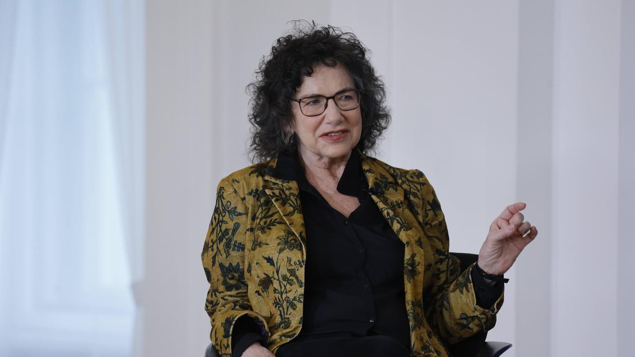 Susan Neiman sitzt in einer Gesprächssituation auf einem Sessel und hält mit der einen Hand einen Zeigefinger nach oben