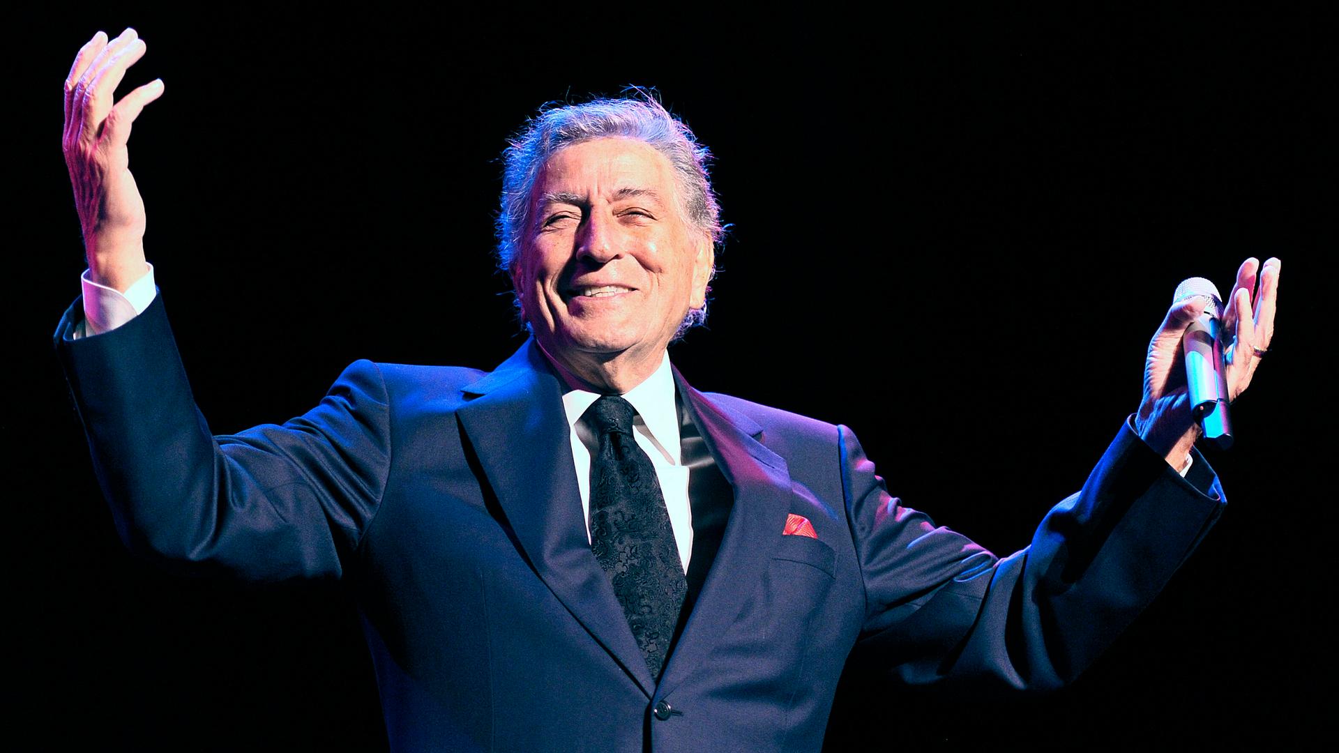 US-Sänger Tony Bennett strahlt bei einme Konzert in Kopenhagen im Jahr 2011 und hält die Arme hoch US-Sänger Tony Bennett strahlt bei einme Konzert in Kopenhagen im Jahr 2011 und hält die Arme hoch