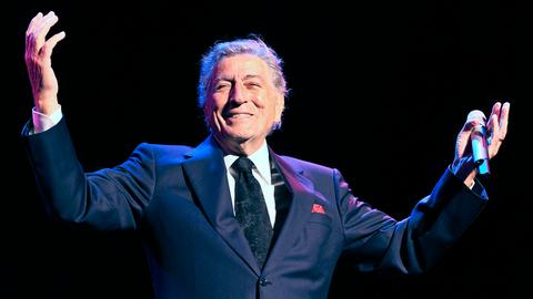 US-Sänger Tony Bennett strahlt bei einme Konzert in Kopenhagen im Jahr 2011 und hält die Arme hoch 