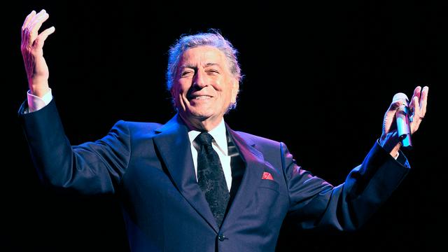 US-Sänger Tony Bennett strahlt bei einme Konzert in Kopenhagen im Jahr 2011 und hält die Arme hoch 