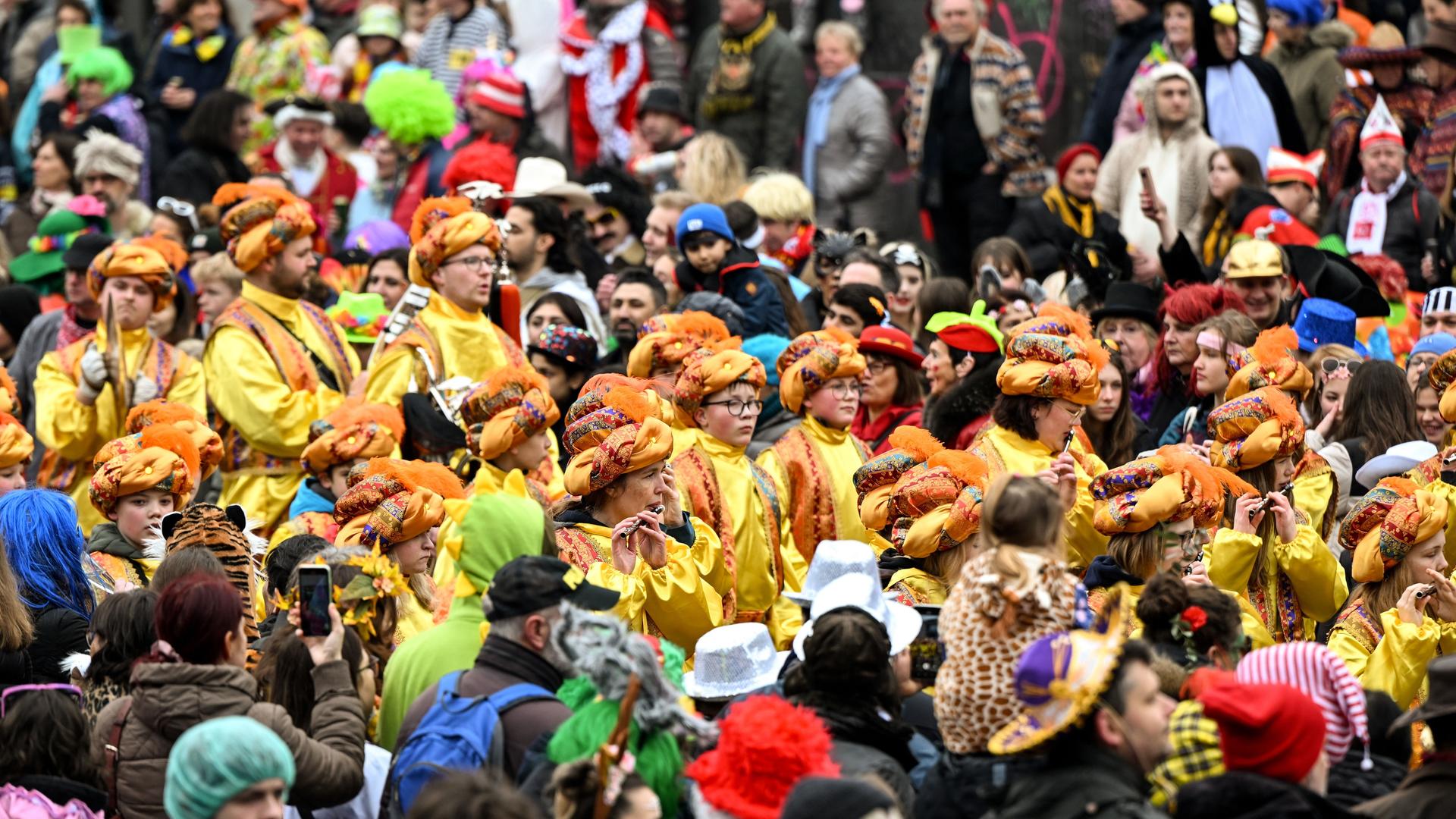 Nordrhein-Westfalen, Düsseldorf: Ein kostümierter Musikzug nimmt am Festumzug teil. In Düsseldorf findet der erste Rosenmontagszug seit drei Jahren statt, 2021 und 2022 waren die Züge wegen Corona ausgefallen. Nordrhein-Westfalen, Düsseldorf: Ein kostümierter Musikzug nimmt am Festumzug teil. In Düsseldorf findet der erste Rosenmontagszug seit drei Jahren statt, 2021 und 2022 waren die Züge wegen Corona ausgefallen.