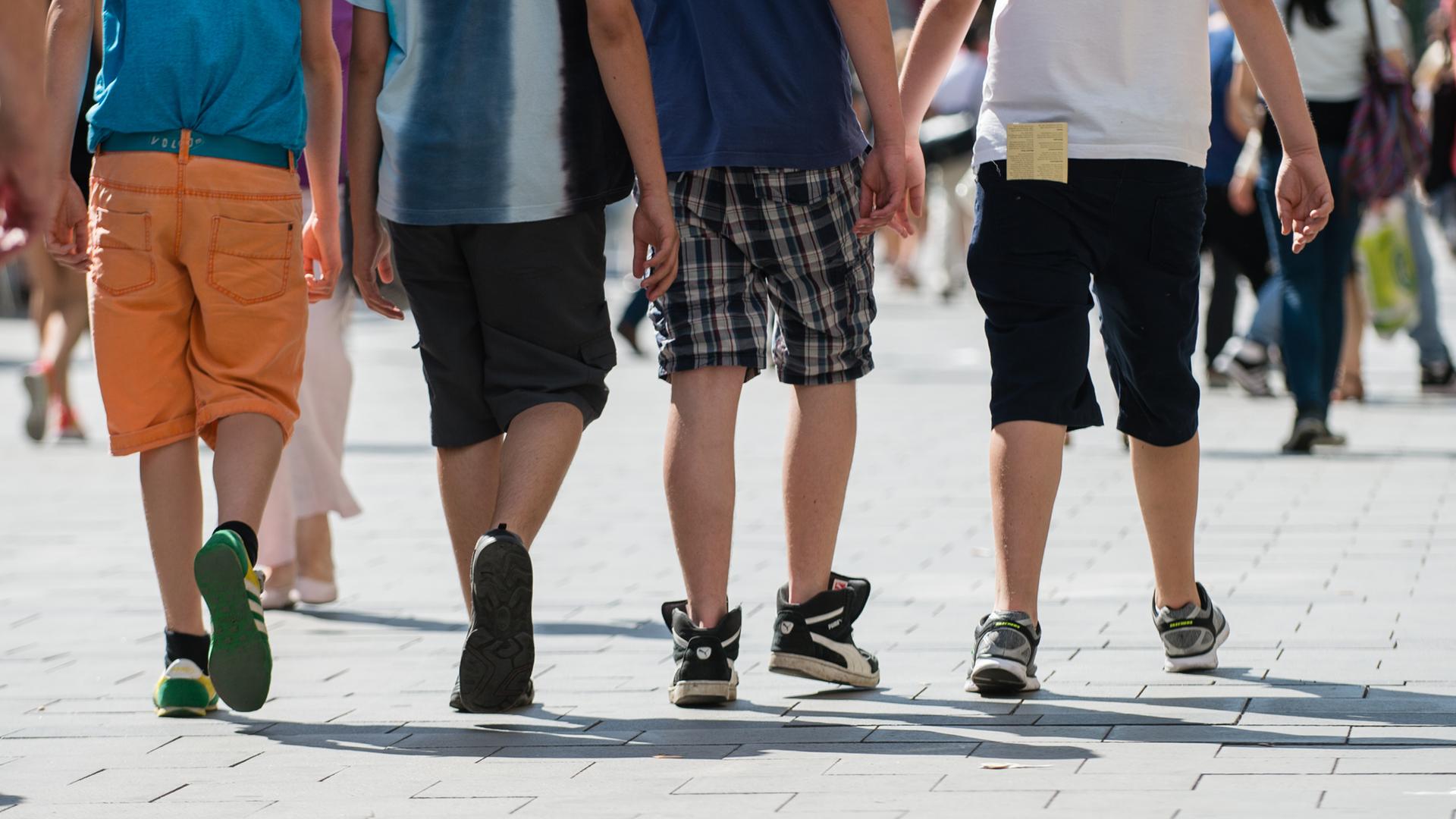 In München läuft eine Gruppe Jugendlicher durch die Innenstadt.