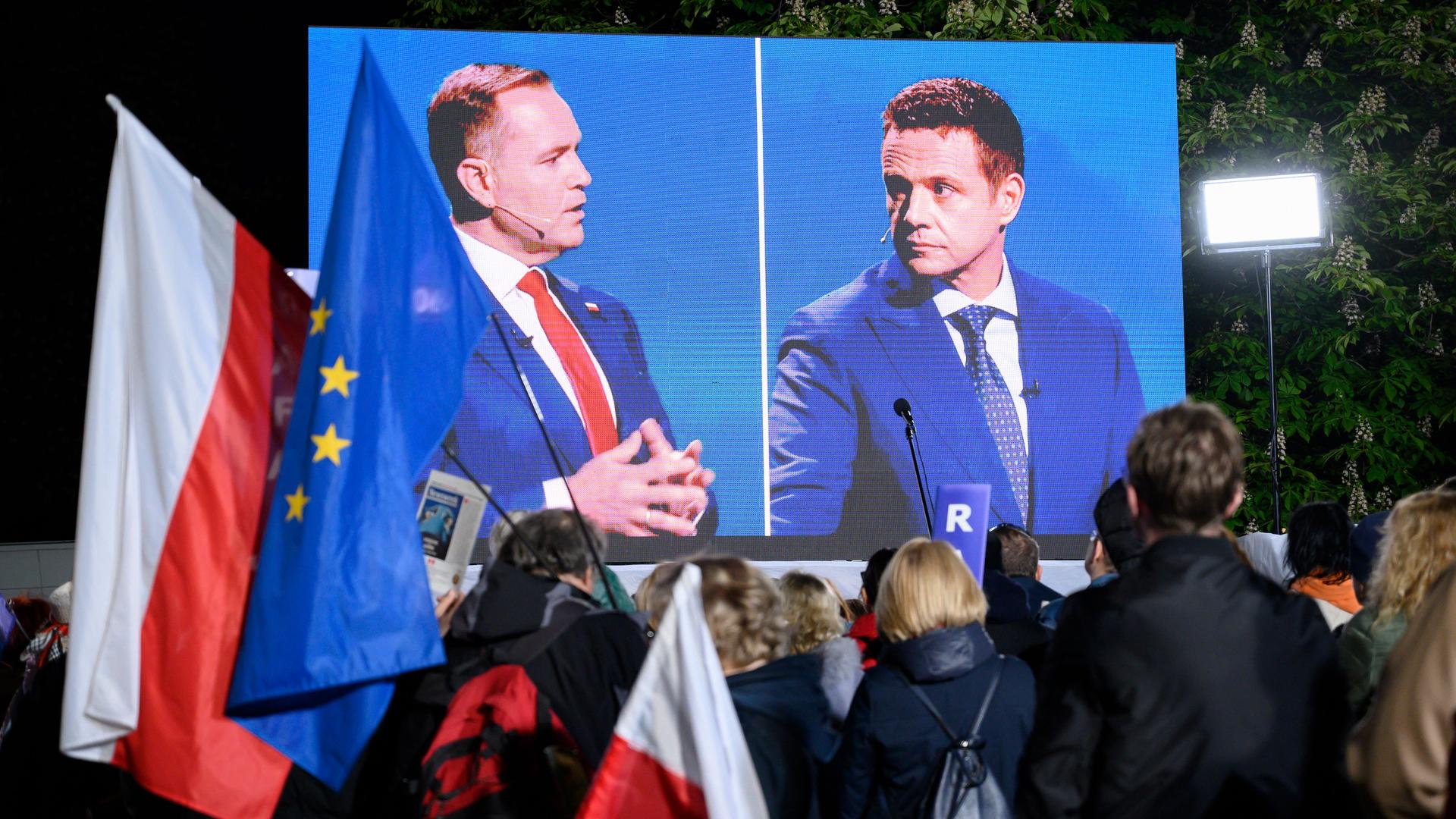 Rafal Trzaskowski (re) und der Nationalkonservativen Karol Nawrocki bei einer TV-Debatte, die live im Freien übertragen wird. Rafal Trzaskowski (re) und der Nationalkonservativen Karol Nawrocki bei einer TV-Debatte, die live im Freien übertragen wird.
