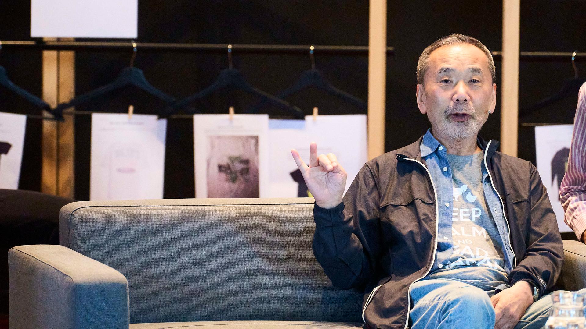 Haruki Murakami sitzt am 19.10.2023 während einer Preisverleihung auf einer Couch