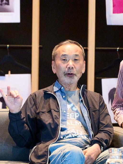 Haruki Murakami sitzt am 19.10.2023 während einer Preisverleihung auf einer Couch