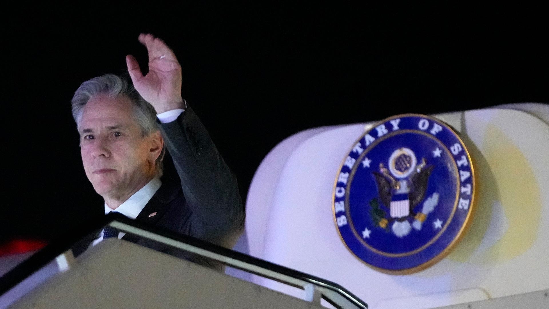 US-Außenminister Antony Blinken winkt bei der Ankunft in Israel auf der Fluggasttreppe zum Flugzeug. 