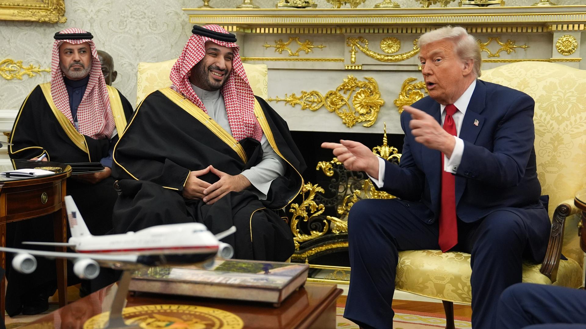 Washington: US-Präsident Donald Trump trifft den saudi-arabischen Kronprinzen Mohammed bin Salman im Oval Office des Weißen Hauses. Sie sitzen nebeneinander. Washington: US-Präsident Donald Trump trifft den saudi-arabischen Kronprinzen Mohammed bin Salman im Oval Office des Weißen Hauses. Sie sitzen nebeneinander.