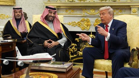 Washington: US-Präsident Donald Trump trifft den saudi-arabischen Kronprinzen Mohammed bin Salman im Oval Office des Weißen Hauses. Sie sitzen nebeneinander.