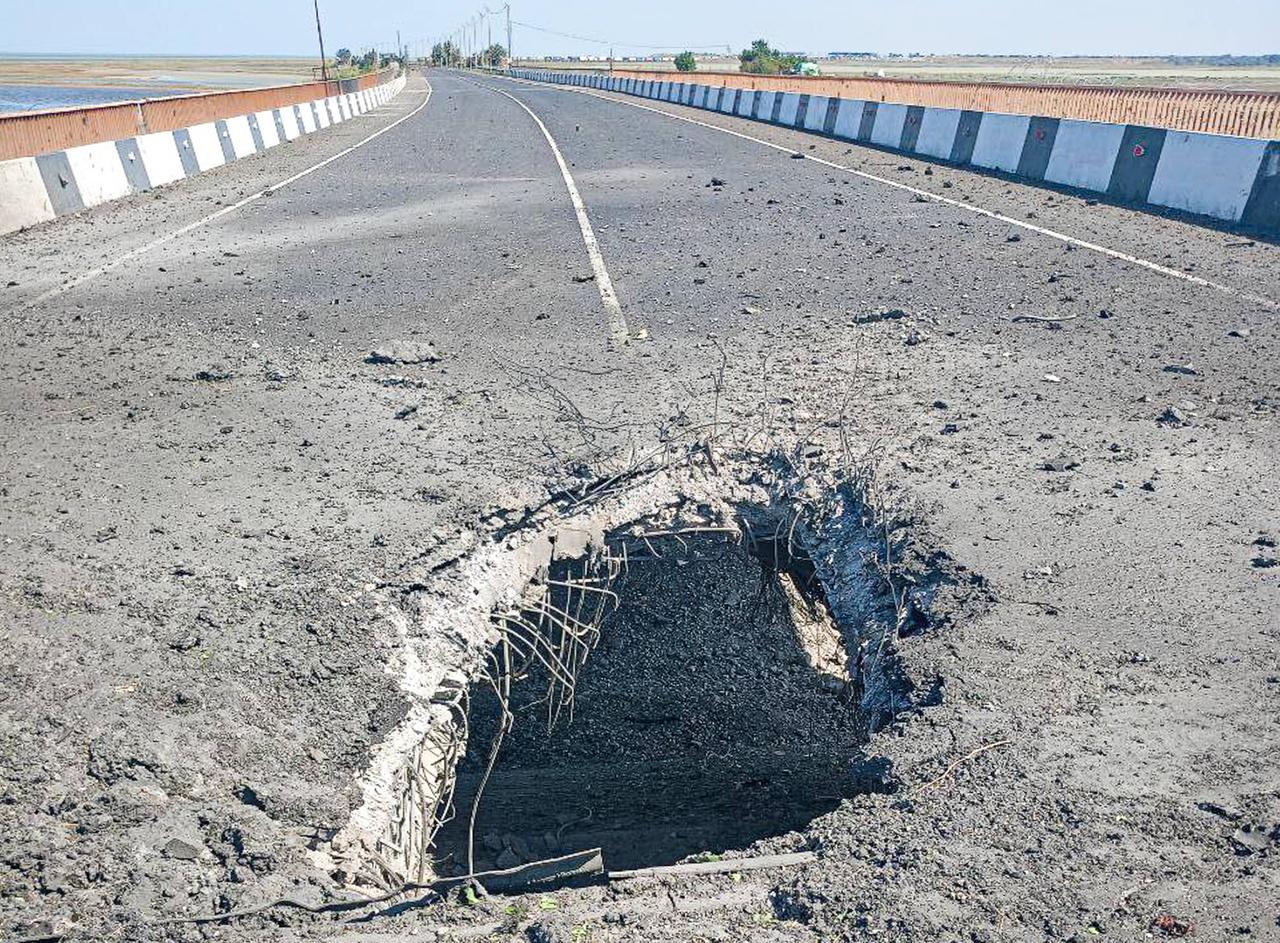 In der Fahrbahn der Chonhar-Brücke klafft ein großes Loch.