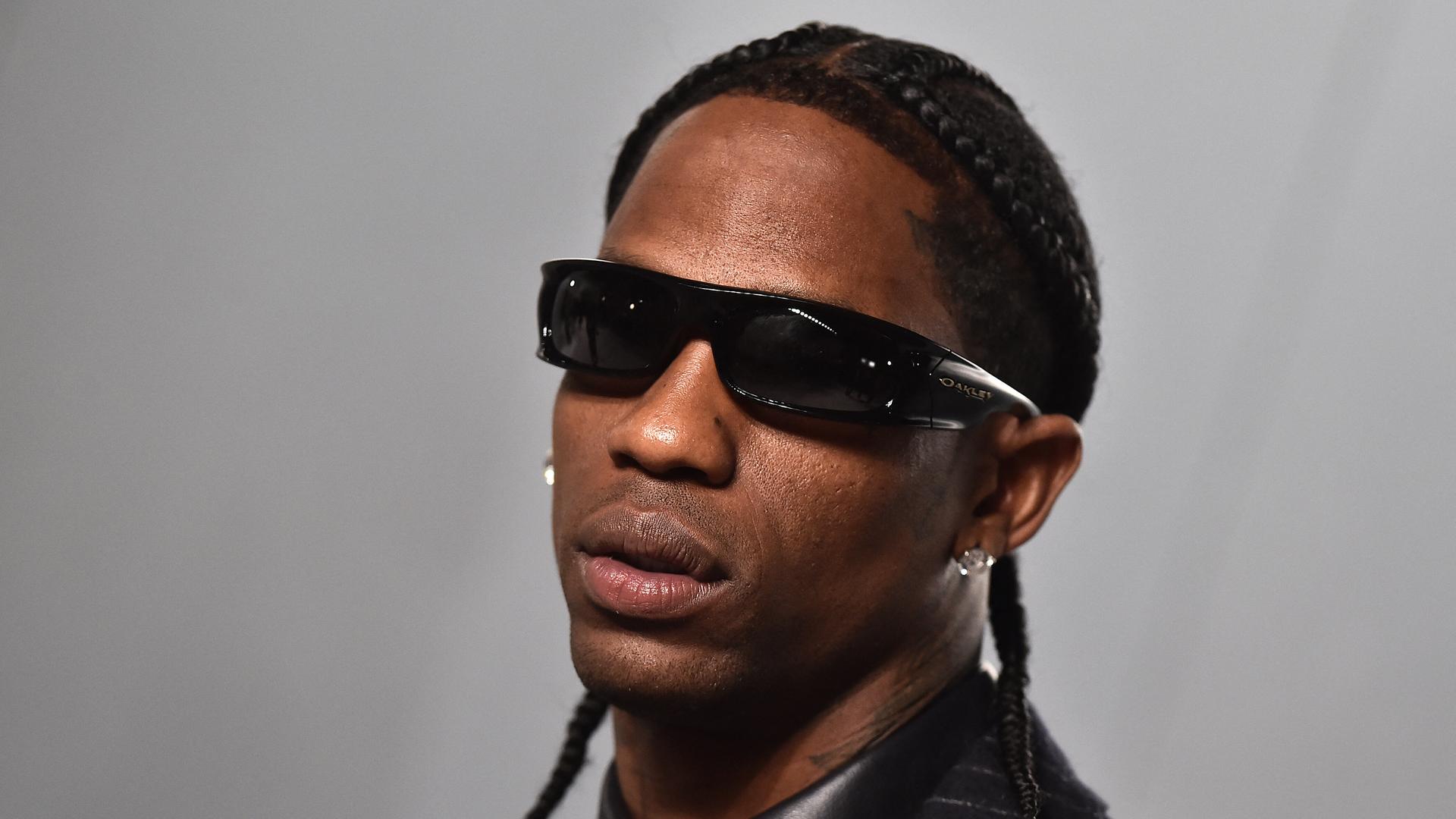 Hier sehen wir Travis Scott bei seiner Ankunft zur „Vanity Fair“-Oscar-Party am 15. März 2026 im LACMA in Los Angeles.
Hier sehen wir Travis Scott bei seiner Ankunft zur „Vanity Fair“-Oscar-Party am 15. März 2026 im LACMA in Los Angeles.
