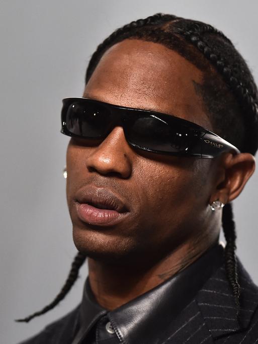 Hier sehen wir Travis Scott bei seiner Ankunft zur „Vanity Fair“-Oscar-Party am 15. März 2026 im LACMA in Los Angeles.
      