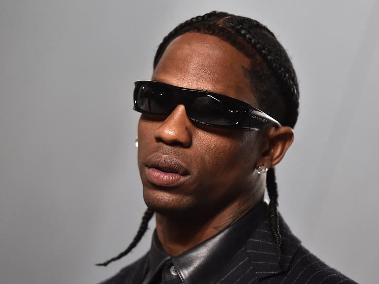 Hier sehen wir Travis Scott bei seiner Ankunft zur „Vanity Fair“-Oscar-Party am 15. März 2026 im LACMA in Los Angeles.
      