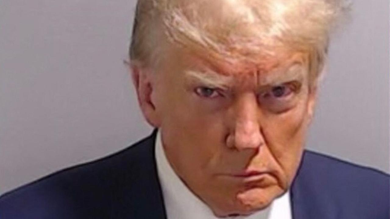 Das von der Polizei herausgegebene Foto von Donald Trump zeigt den früheren Präsidenten in einer Porträtaufnahme mit einem grimmigen Gesichtsausdruck.