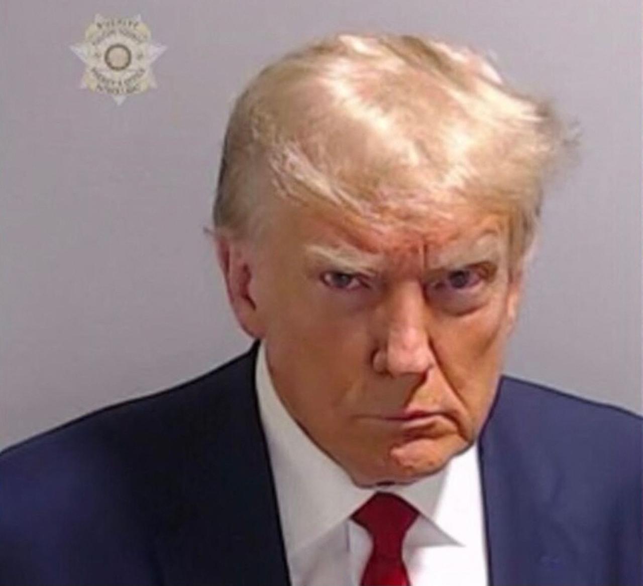 Das von der Polizei herausgegebene Foto von Donald Trump zeigt den früheren Präsidenten in einer Porträtaufnahme mit einem grimmigen Gesichtsausdruck.