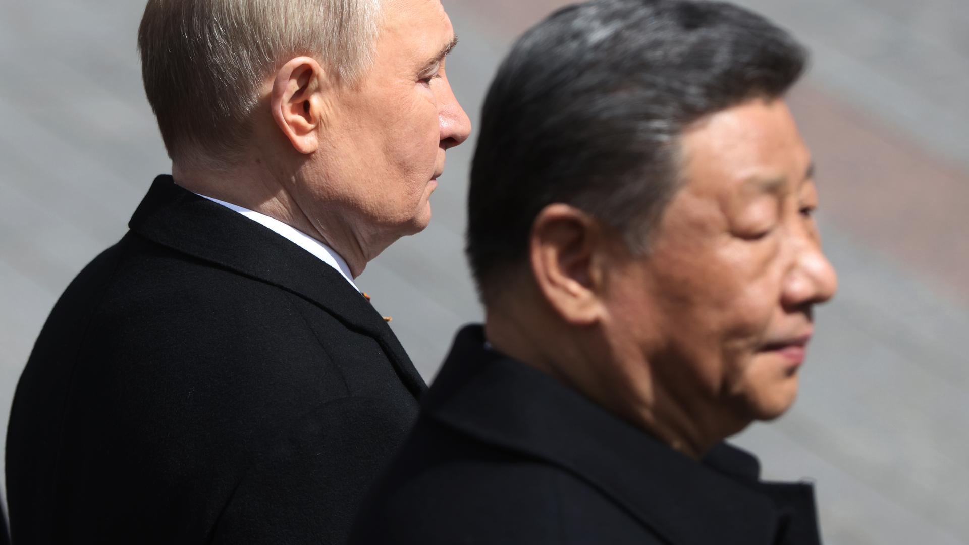 Wladimir Putin und Xi Jinping am 9. Mai 2025 in Moskau, Russland. Beide tragen schwarze Anzüge.