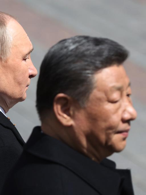 Wladimir Putin und Xi Jinping am 9. Mai 2025 in Moskau, Russland. Beide tragen schwarze Anzüge. Wladimir Putin und Xi Jinping am 9. Mai 2025 in Moskau, Russland. Beide tragen schwarze Anzüge.