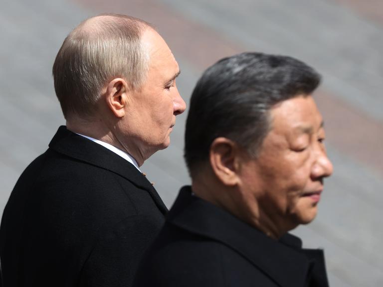 Wladimir Putin und Xi Jinping am 9. Mai 2025 in Moskau, Russland. Beide tragen schwarze Anzüge. Wladimir Putin und Xi Jinping am 9. Mai 2025 in Moskau, Russland. Beide tragen schwarze Anzüge.