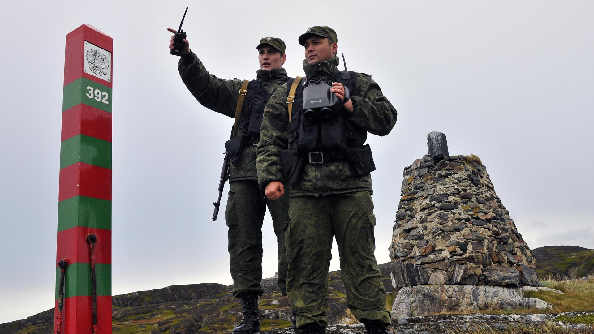 Grenzbeamte an der russisch-norwegischen Grenze nahe Murmansk. Grenzbeamte an der russisch-norwegischen Grenze nahe Murmansk.