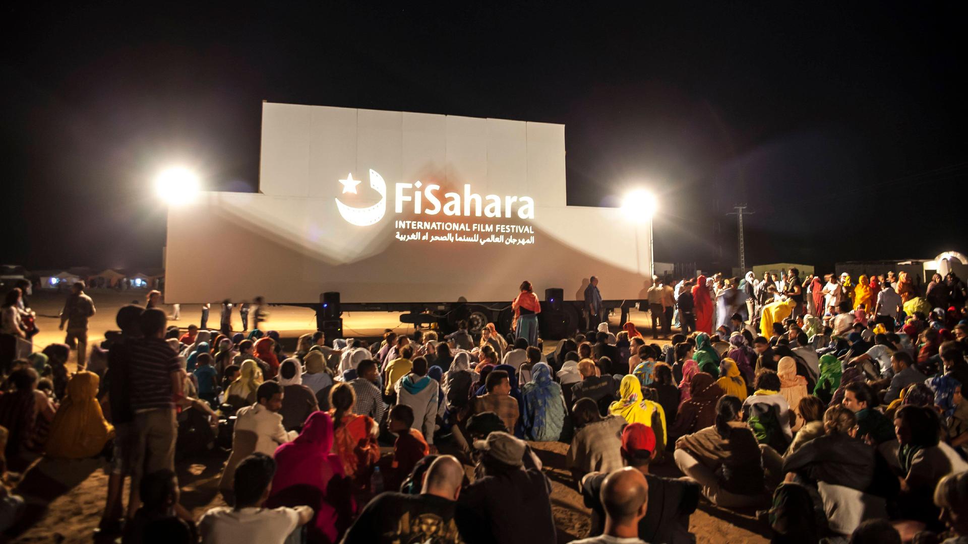 Sahraui-Flüchtlinge in ihrem Alltag während des jährlichen Filmfestivals, das im Flüchtlingslager Dakhla im Süden Algeriens stattfindet und als das abgelegenste Filmfestival der Welt gilt. Sahraui-Flüchtlinge in ihrem Alltag während des jährlichen Filmfestivals, das im Flüchtlingslager Dakhla im Süden Algeriens stattfindet und als das abgelegenste Filmfestival der Welt gilt.