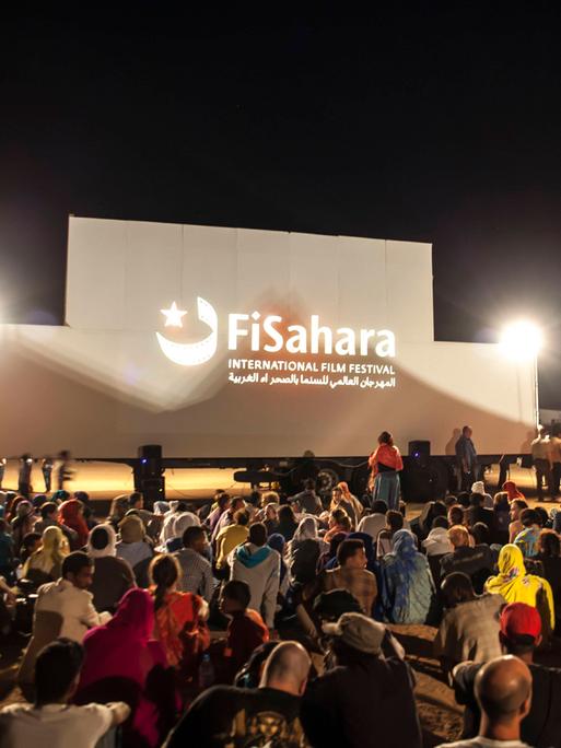 Sahraui-Flüchtlinge in ihrem Alltag während des jährlichen Filmfestivals, das im Flüchtlingslager Dakhla im Süden Algeriens stattfindet und als das abgelegenste Filmfestival der Welt gilt.