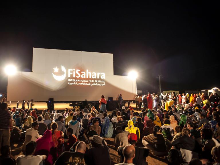 Sahraui-Flüchtlinge in ihrem Alltag während des jährlichen Filmfestivals, das im Flüchtlingslager Dakhla im Süden Algeriens stattfindet und als das abgelegenste Filmfestival der Welt gilt.