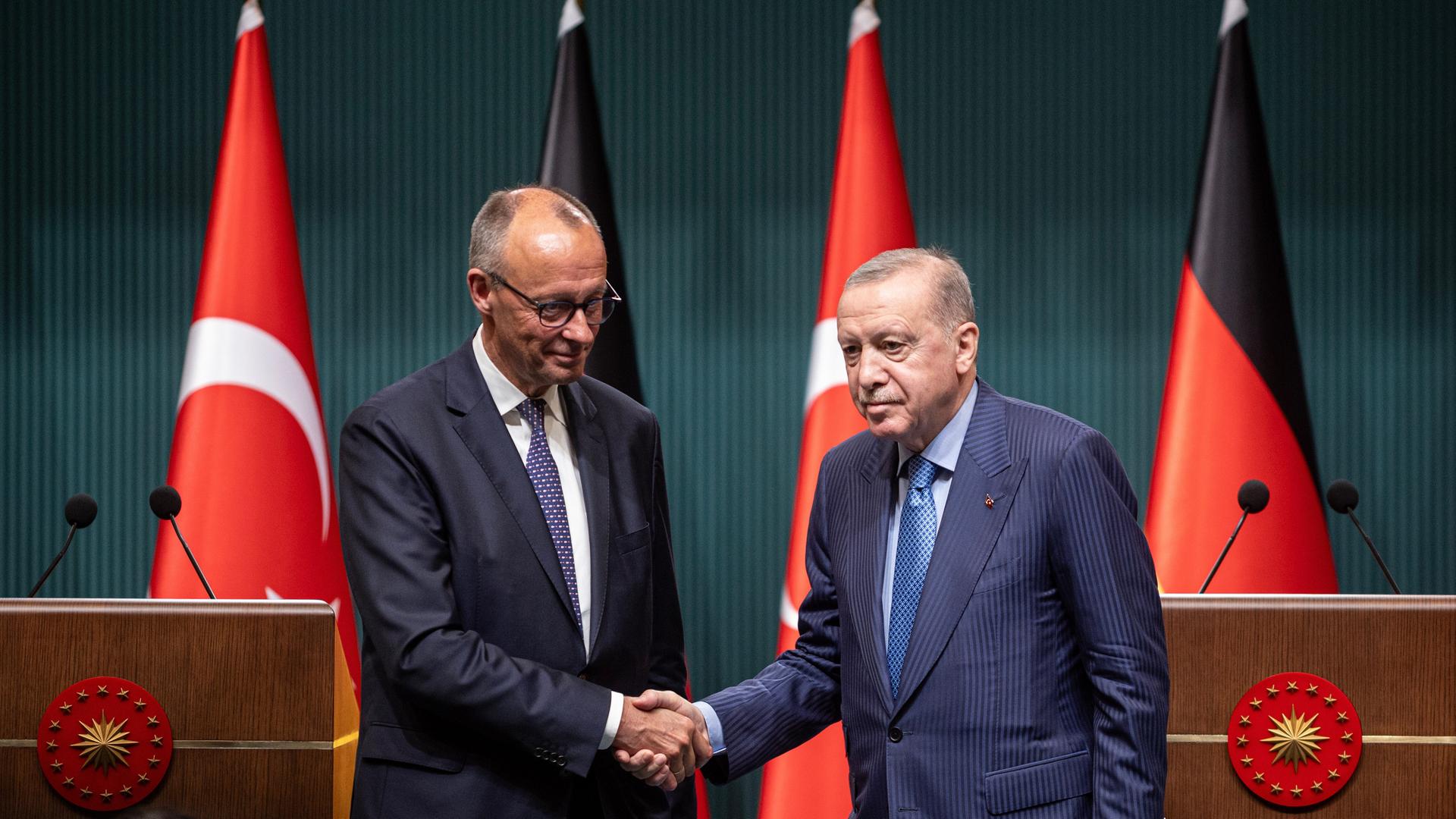 Bundeskanzler Friedrich Merz und der türkische Präsident Recep Tayyip Erdogan geben sich die Hand Bundeskanzler Friedrich Merz und der türkische Präsident Recep Tayyip Erdogan geben sich die Hand