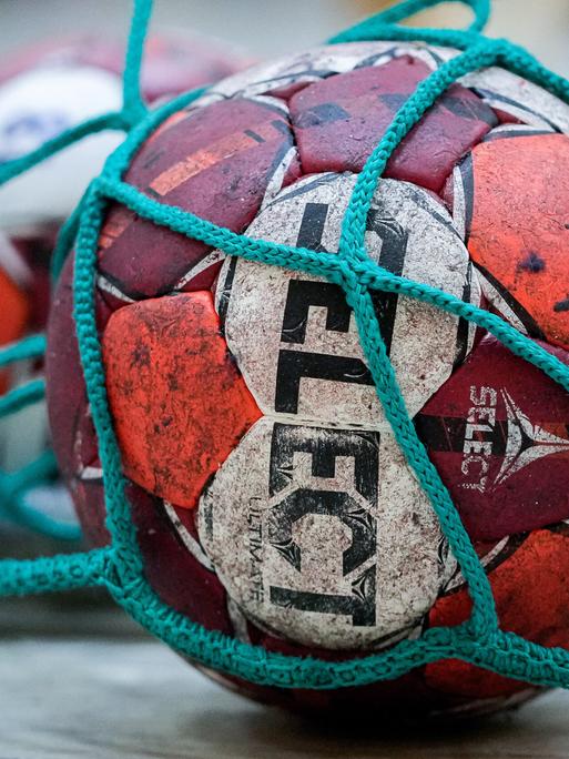 Ein Ball der Marke Select Ultimate liegt im Tor, hinter dem Tornetz.